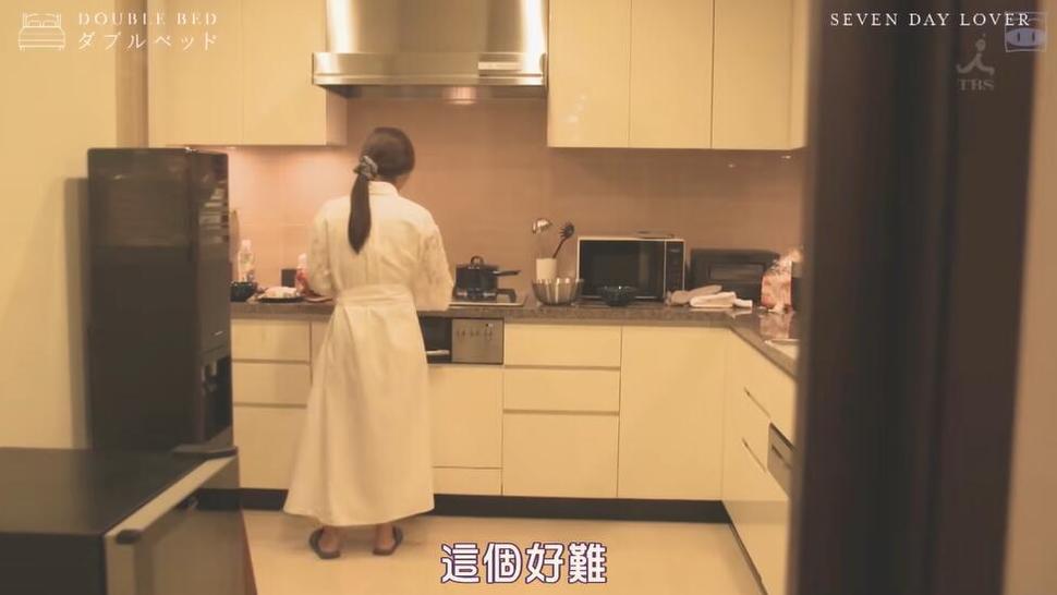 对谈艺人、放电小游戏等节目元素融入日本综艺桌子下的探讨